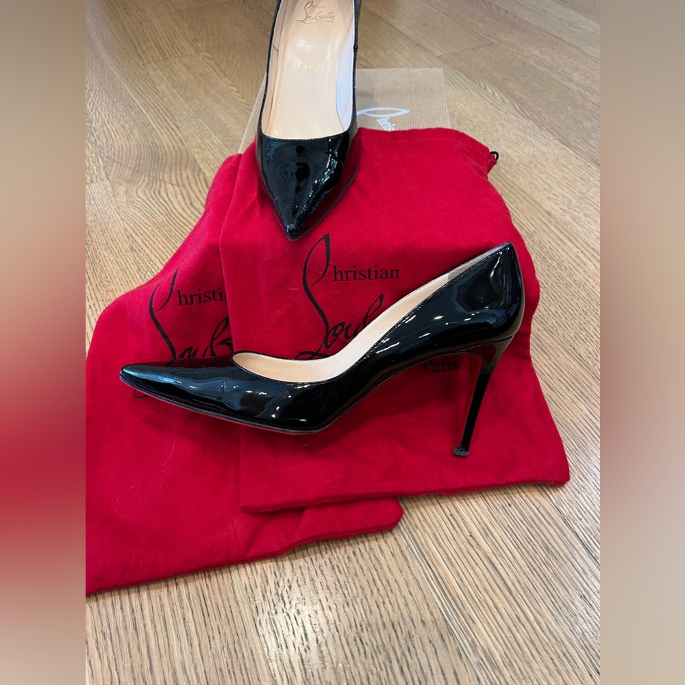 Beautiful vintage Christian LOUBOUTIN black patent pumps.